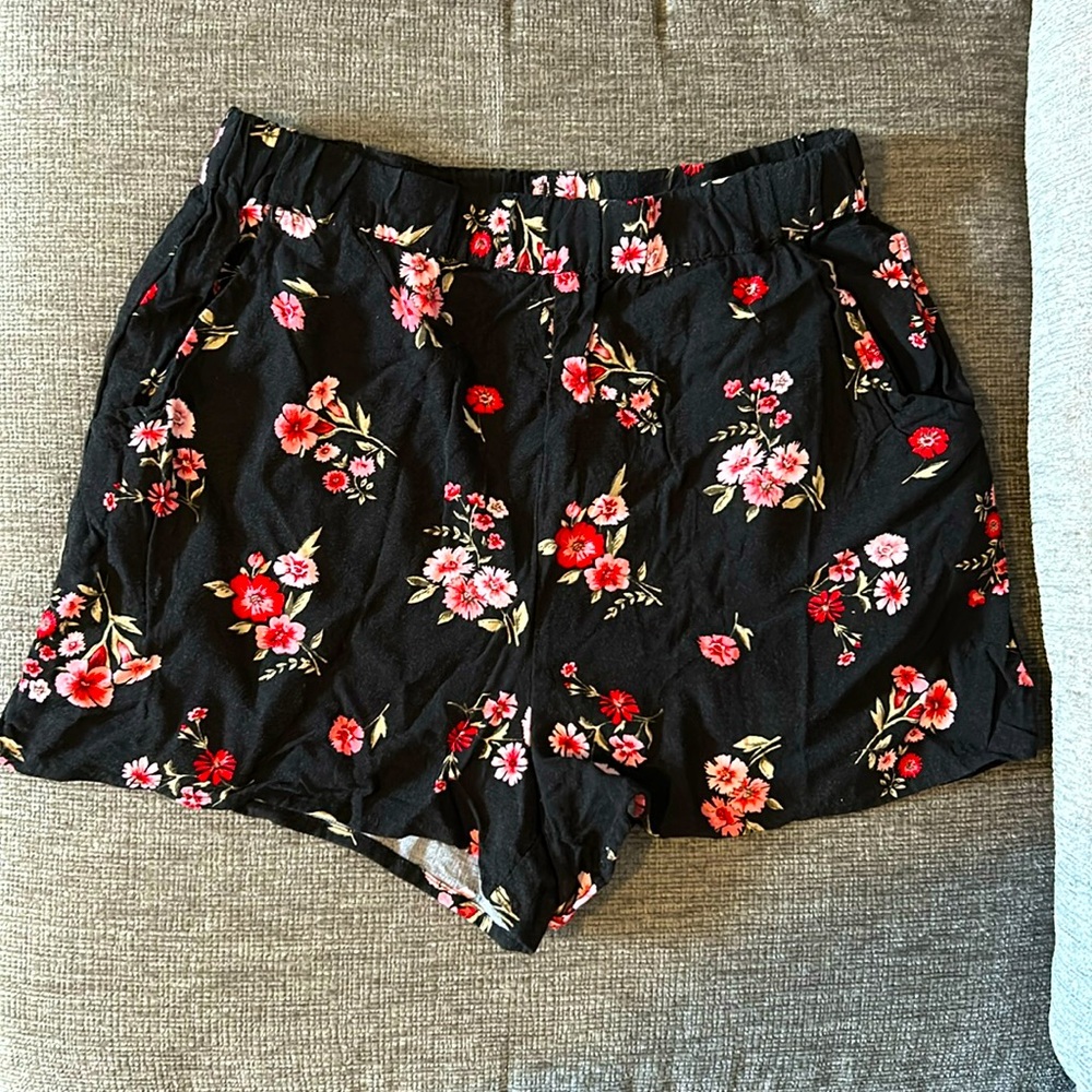🌹FLORAL SHORTS🌹